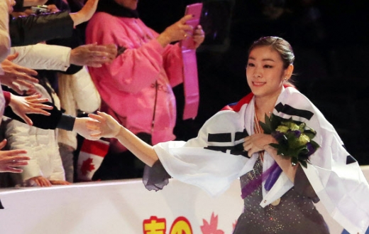 한국의 피겨여왕 김연아가 17일(한국시각) 2013 국제빙상경기연맹(ISU) 세계피겨선수권대회 여자싱글에서 우승한 후 시상식에서 태극기를 몸에 두르고 경기장을 돌며 관중에게 인사하고 있다. <br>연합뉴스