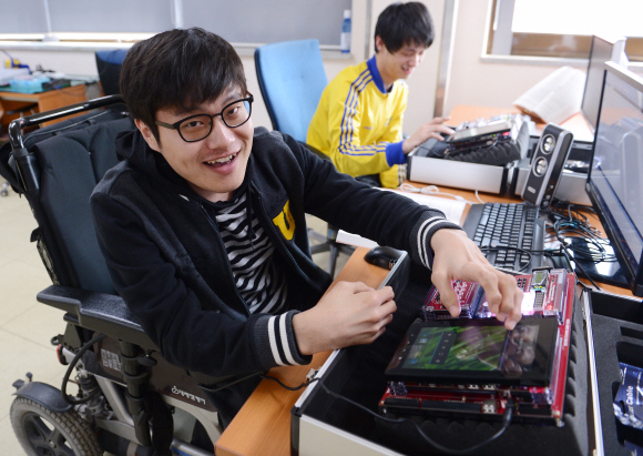 ‘한국의 스티븐 호킹’을 꿈꾸며 IT융합 기술을 배우고 있는 장애인들.