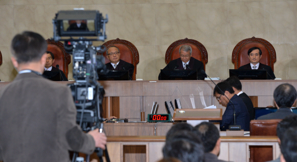 21일 대법원 전원재판부 공개 변론이 국내 사법 사상 처음으로 TV와 인터넷 생중계로 진행되고 있다. 