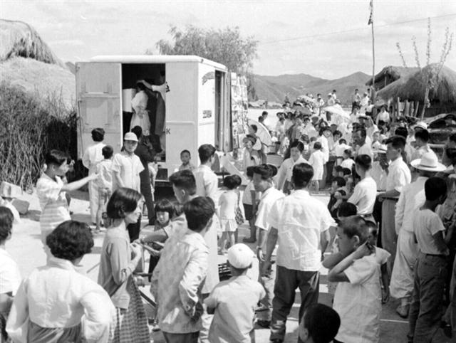 1962년 전국을 순회하고 있는 이동 결핵 검진 차량 주변에 모여든 주민들. 국가기록원 제공