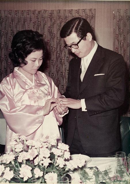 1963년 4월 부인 이정희씨와 서울의 한 호텔에서 결혼식을 올린 뒤 반지를 끼워주고 있는 모습.