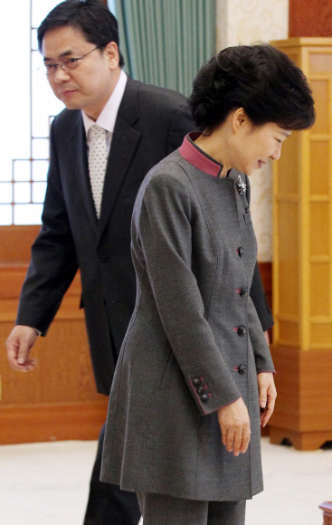 박근혜 대통령이 25일 청와대에서 곽상도 청와대 민정수석에게 임명장을 수여한 후 곽 수석이 박 대통령 뒤로 지나가고 있다. 