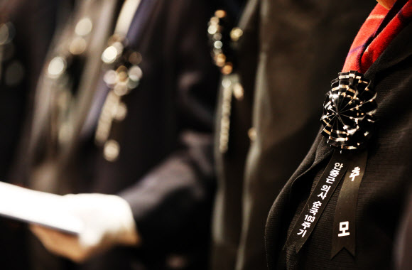 26일 오전 서울 안중근의사기념관에서 열린 ‘안중근의사 순국 103주기 추모식’에서 참석자들이 애국가를 부르고 있다. 연합뉴스