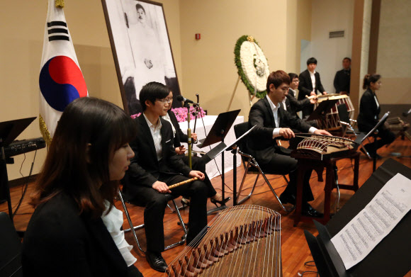 26일 오전 서울 안중근의사기념관에서 열린 ‘안중근의사 순국 103주기 추모식’에서 단국대학교 국악과 학생들이 추모공연을 하고 있다.  연합뉴스