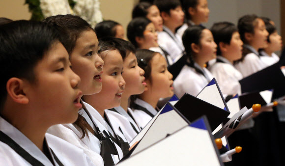 26일 오전 서울 안중근의사기념관에서 열린 ‘안중근의사 순국 103주기 추모식’에서 역사어린이합창단 아이들이 추모가를 부르고 있다. 연합뉴스