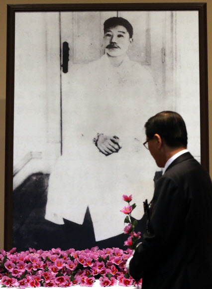 26일 오전 서울 안중근의사기념관에서 열린 ‘안중근의사 순국 103주기 추모식’에서 한 참석자가 헌화하고 있다.  연합뉴스
