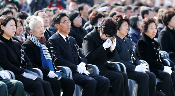 26일 국립대전현충원에서 열린 천안함 용사 3주기 추모식에서 추모영상을 본 한 유가족이 눈물을 흘리고 있다. 연합뉴스