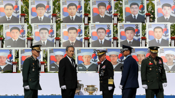 김관진 국방부장관이 26일 국립대전현충원에서 열린 천안함 용사 3주기 추모식에서 헌화 분향하고 나서 굳은 표정으로 단상을 내려오고 있다. 연합뉴스