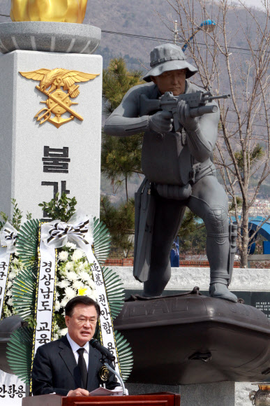 천안함 피격 3주년을 맞아 26일 창원시 진해구 고(故) 한주호 준위의 동상앞에서 열린 ‘천안함 46용사’ 추모식에서 고영진 경남교육감이 추모사를 낭독하고 있다. 연합뉴스