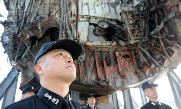 천안함 피격 3주기인 26일 오전 경기도 평택 해군 제2함대 사령부 피격 천안함 앞에서 2함대 장병들이 참석한 가운데 영해 수호 결의대회가 열려 대회를 주관한 2함대 제23고속정전대장 양재석 대령이 천안함을 바라보며 영해 수호 의지를 다지고 있다.  연합뉴스