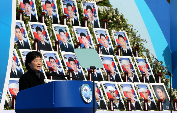 박근혜 대통령이 26일 국립대전현충원에서 열린 천안함 용사 3주기 추모식에서 추모사를 하고 있다. 연합뉴스