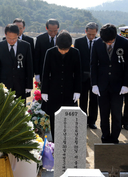 박근혜 대통령이 26일 국립대전현충원에서 열린 천안함 용사 3주기 추모식에 앞서 고 한주호 준위 묘역을 찾아  묵념하고 있다. 연합뉴스