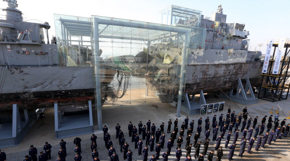 천안함 피격 3주기인 26일 오전 경기도 평택 해군 제2함대 사령부 피격 천안함 앞에서 2함대 장병들이 결의대회를 열고 자랑스러운 충무공의 후예로 우리의 바다를 넘보는 자 그 누구도 용서하지 않겠다는 결의를 다지고 있다. 연합뉴스