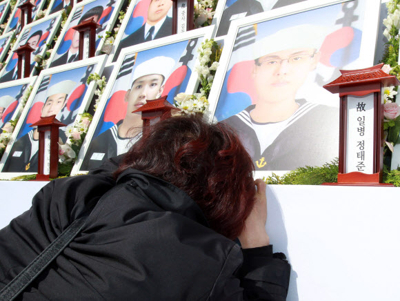 26일 국립대전현충원에서 열린 천안함 용사 3주기 추모식에서 한 유족이 분향소에 마련된 천안함 용사 사진을 보며 오열하고 있다. 연합뉴스