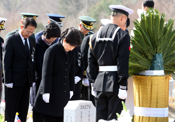 26일 오전 대전국립현충원에서 열린 천안함용사 3주기 추모식에 앞서 박근혜 대통령이 천안함 46묘역을 방문, 헌화한뒤 묵념하고 있다. 연합뉴스