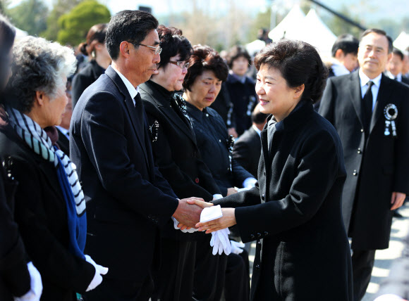 박근혜 대통령이 26일 국립대전현충원에서 열린 천안함 용사 3주기 추모식을 마친 뒤 유가족을 위로하고 있다. 연합뉴스