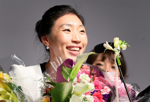 26일 서울 남산 하얏트호텔에서 열린 ‘2012-2013 시즌 여자프로농구 시상식’에서 정규리그 MVP 임영희(우리은행)가 수상소감을 밝히고 있다. 연합뉴스