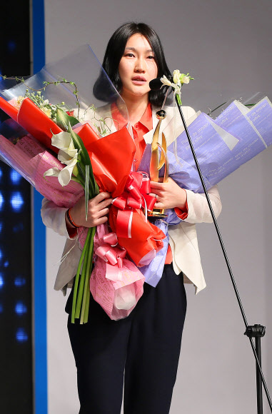 26일 서울 남산 하얏트호텔에서 열린 ‘2012-2013 시즌 여자프로농구 시상식’에서 미디어스타상을 수상한 박정은(삼성생명)이 소감을 밝히고 있다. 연합뉴스