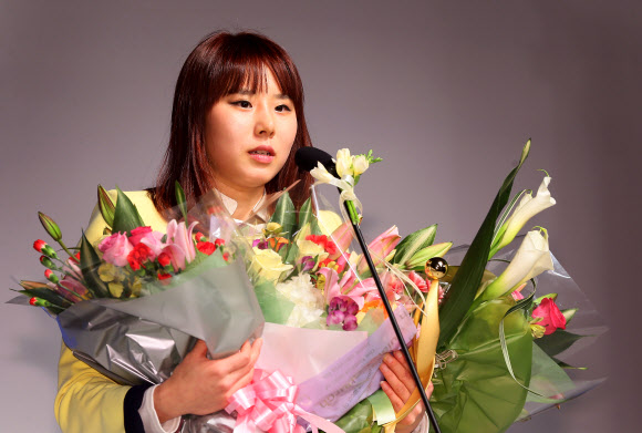 26일 서울 남산 하얏트호텔에서 열린 ‘2012-2013 시즌 여자프로농구 시상식’에서  어시스트상을 수상한 최윤아(신한은행)가 소감을 밝히고 있다. 연합뉴스
