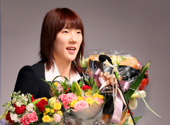 26일 서울 남산 하얏트호텔에서 열린 ‘2012-2013 시즌 여자프로농구 시상식’에서  자유투상을 수상한 박혜진(우리은행)이 소감을 밝히고 있다. 연합뉴스