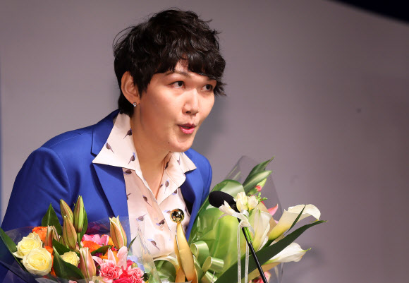 26일 서울 남산 하얏트호텔에서 열린 ‘2012-2013 시즌 여자프로농구 시상식’에서  2점 야투상을 수상한 하은주(신한은행)가 소감을 말하고 하고 있다. 연합뉴스