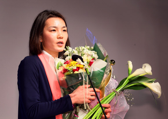 26일 서울 남산 하얏트호텔에서 열린 ‘2012-2013 시즌 여자프로농구 시상식’에서  3득점상을 받은 한채진(KDB생명)이 수상소감을 말하고 있다. 연합뉴스