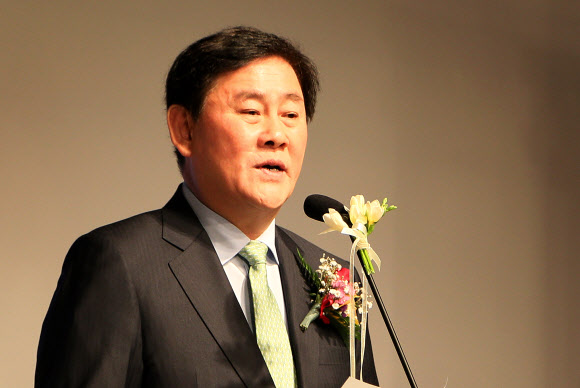 26일 서울 남산 하얏트호텔에서 열린 ‘2012-2013 시즌 여자프로농구 시상식’에서 최경환 WKBL 총재가 개회사를 하고 있다.  연합뉴스