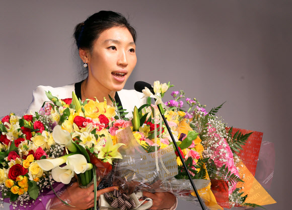 26일 서울 남산 하얏트호텔에서 열린 ‘2012-2013 시즌 여자프로농구 시상식’에서  3점 야투상을 수상한 임영희(우리은행)가 수상소감을 말하고 있다.  연합뉴스