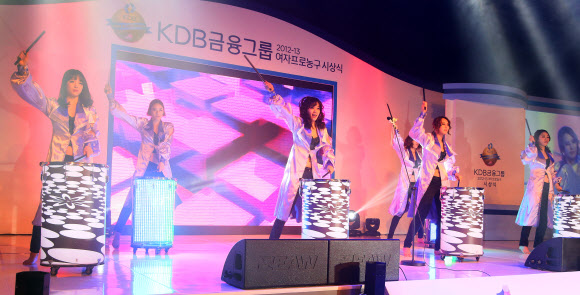 26일 서울 남산 하얏트호텔에서 열린 ‘2012-2013 시즌 여자프로농구 시상식’에서 W 두드림이 난타공연을 선보이고 있다. 연합뉴스