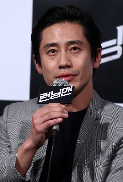 26일 오후 서울 왕십리 CGV에서 열린 영화 ‘런닝맨’(감독 조동오) 언론시사회에서 주연배우 신하균이 인사말을 하고 있다. 연합뉴스