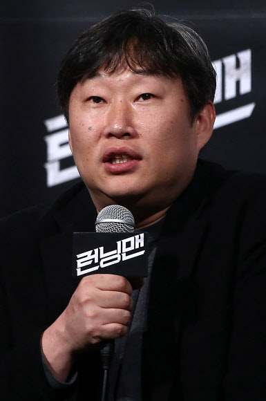 26일 오후 서울 왕십리 CGV에서 열린 영화 ‘런닝맨’(감독 조동오) 언론시사회에서 조동오 감독이 작품을 소개하고 있다. 연합뉴스