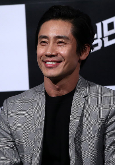 26일 오후 서울 왕십리 CGV에서 열린 영화 ‘런닝맨’(감독 조동오) 언론시사회에서 배우 신하균이 밝게 웃고 있다. 연합뉴스