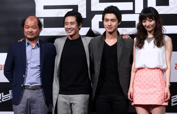 26일 오후 서울 왕십리 CGV에서 열린 영화 ‘런닝맨’(감독 조동오) 언론시사회에서 배우 김상호(왼쪽부터), 신하균, 이민호, 조은지가 포즈를 취하고 있다. 연합뉴스