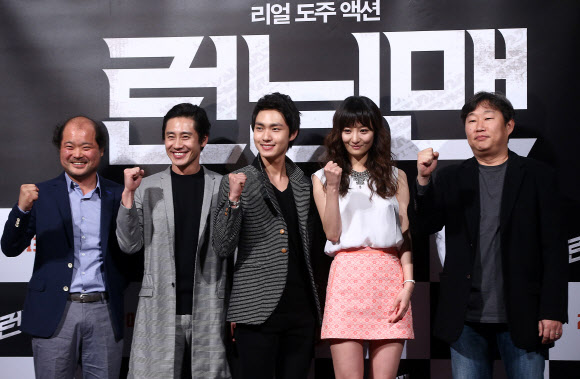 26일 오후 서울 왕십리 CGV에서 열린 영화 ‘런닝맨’(감독 조동오) 언론시사회에서 배우 김상호(왼쪽부터), 신하균, 이민호, 조은지, 조동오 감독이 포즈를 취하고 있다. 연합뉴스