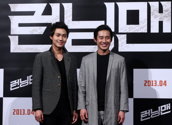 26일 오후 서울 왕십리 CGV에서 열린 영화 ‘런닝맨’(감독 조동오) 언론시사회에서 작품 속 부자지간으로 나오는 배우 이민호(왼쪽)과 신하균이 포즈를 취하고 있다. 연합뉴스