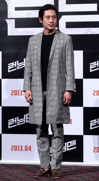 26일 오후 서울 왕십리 CGV에서 열린 영화 ‘런닝맨’(감독 조동오) 언론시사회에서 배우 신하균이 포즈를 취하고 있다. 연합뉴스