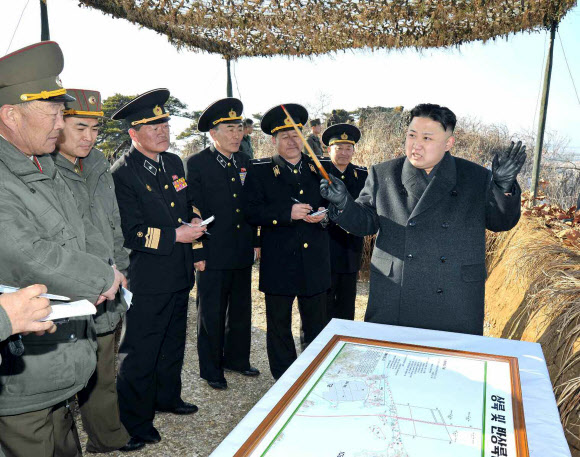 김정은 국방위원회 제1위원장이 군 간부들에게 상륙 훈련에 대해 지시하고 있는 사진. 연합뉴스