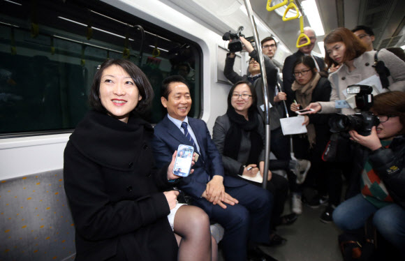 한국계 입양아 출신인 플뢰르 펠르랭 프랑스 중소기업·혁신·디지털경제장관이 27일 오전 서울 지하철 9호선 열차에 탑승해 개화역에서 김포공항역 구간에서 휴대전화를 이용해 와이파이 및 4G를  체험해보고 있다.  연합뉴스