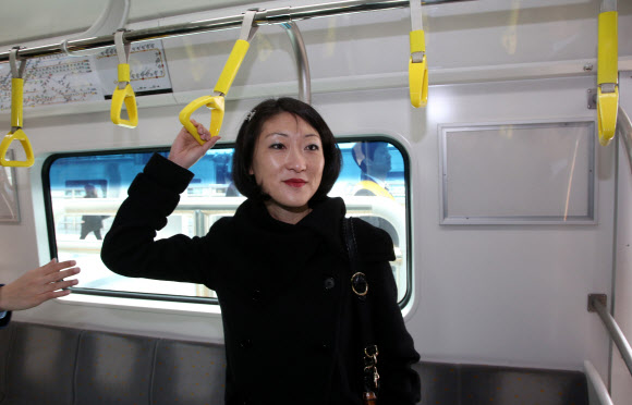 한국계 입양아 출신인 플뢰르 펠르랭 프랑스 중소기업·혁신·디지털경제장관이 27일 오전 서울 지하철 9호선 열차에 탑승해 개화역에서 김포공항역 구간을 이동하고 있다.  연합뉴스