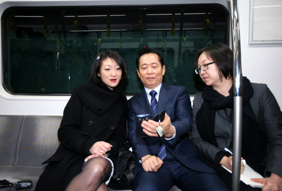한국계 입양아 출신인 플뢰르 펠르랭 프랑스 중소기업·혁신·디지털경제장관이 27일 오전 서울 지하철 9호선 열차에 탑승해 개화역에서 김포공항역 구간에서 휴대전화를 이용해 와이파이 및 4G를  체험해보고 있다.  연합뉴스