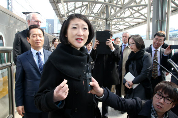 한국계 입양아 출신인 플뢰르 펠르랭 프랑스 중소기업·혁신·디지털경제장관이 27일 오전 서울 지하철 9호선 개화역에서 열차에 오르기 앞서 취재진의 질문에 답하고 있다.  연합뉴스