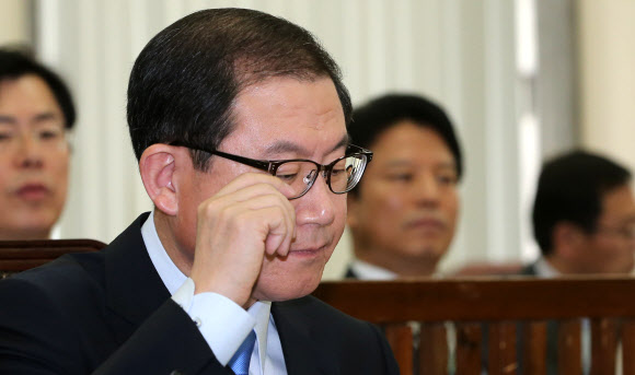 이성한 경찰청장 내정자가 27일 열린 국회 안전행정위원회 인사청문회에서 안경을 고쳐쓰고 있다.  연합뉴스