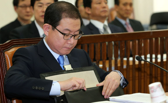 이성한 경찰청장 내정자가 27일 열린 국회 안전행정위원회 인사청문회에 출석, 가방을 열고 있다. 연합뉴스