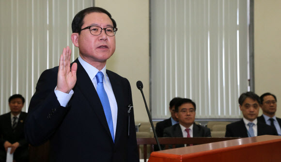 이성한 경찰청장 내정자가 27일 열린 국회 안전행정위원회 인사청문회에서 선서를 하고 있다.  연합뉴스