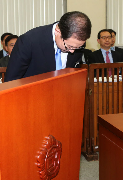 이성한 경찰청장 내정자가 27일 열린 국회 안전행정위원회 인사청문회에서 모두발언을 마치고 인사하고 있다. 연합뉴스