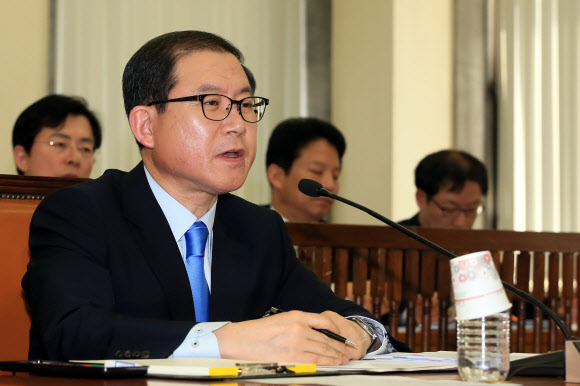 이성한 경찰청장 내정자가 27일 열린 국회 안전행정위원회 인사청문회에 출석, 의원들의 질문에 답하고 있다. 연합뉴스