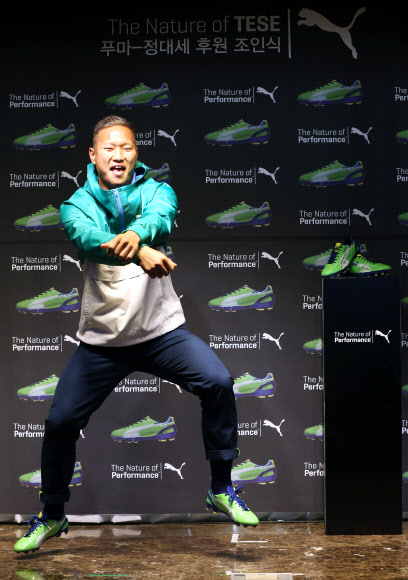 정대세 선수가 27일 오전 서울 중구 세종호텔에서 열린 ‘푸마-정대세 후원 조인식’에서 가수 싸이의 노래 ‘강남스타일’에 맞춰 춤을 추고 있다.  연합뉴스