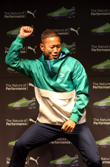 정대세 선수가 27일 오전 서울 중구 세종호텔에서 열린 ‘푸마-정대세 후원 조인식’에서 가수 싸이의 노래 ‘강남스타일’에 맞춰 춤을 추고 있다.  연합뉴스