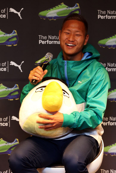 정대세 선수가 27일 오전 서울 중구 세종호텔에서 열린 ‘푸마-정대세 후원 조인식’에서 사회자로부터 인형을 선물받은 뒤 환하게 웃고 있다. 연합뉴스