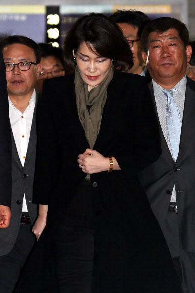 국회 국정감사와 청문회에 불출석한 혐의로 기소된 정유경 신세계 부사장이 27일 오전 서울 서초구 서초동 서울중앙지법에서 열린 첫 공판을 마친 후 법원을 나서고 있다.  연합뉴스